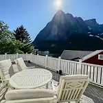 Husly - Your With Reinebringen View