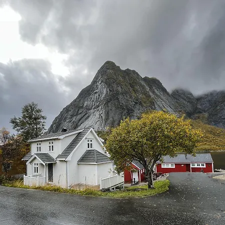 Husly - Your With Reinebringen View