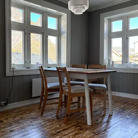 Husly - Your With Reinebringen View