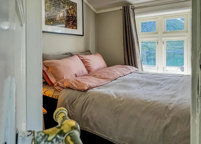 Husly - Your With Reinebringen View